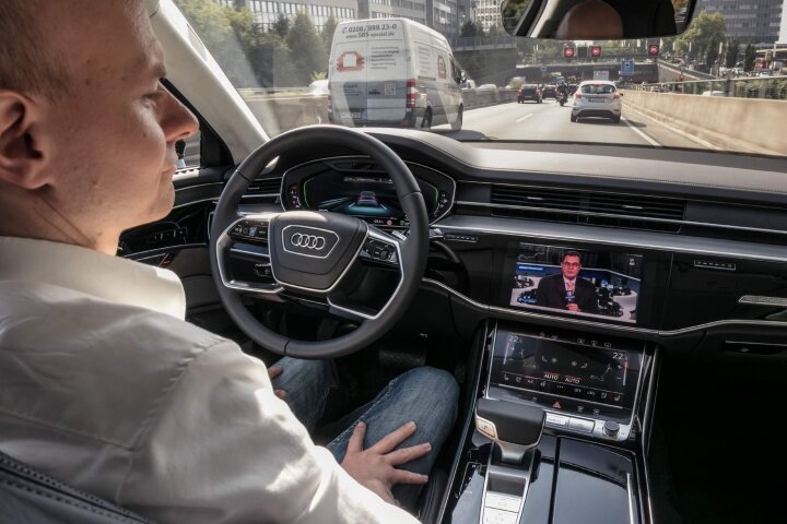 Audi A8 L 2018 сама движется, в то время как водитель смотрит портативный телевизор