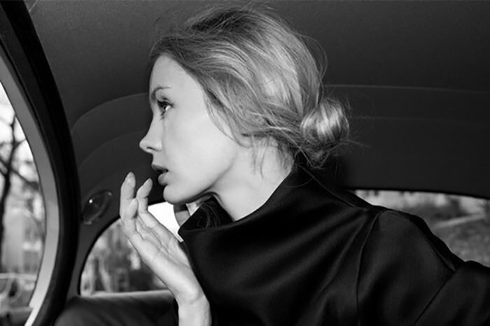 Когда вещь послужившая верой и правдой много лет ломается, то недальновидные люди ее выбрасывают и покупают новую, а мудрые люди стараются починить. Это правило касается и человеческих отношений. Но чаще всего пара, вместо того, чтобы попытаться найти причину поломки, начинают все больше и больше доламывать свои отношения, доводя до полной негодности. 
И все заканчивается плохо, если не произойдет какое-то чудо.

Мои хорошие знакомые, муж и жена, находились на грани разрыва. В какой момент между ними пробежала трещина – было непонятно. 20 лет вместе, вырастили дочь-красавицу, построили дом. Можно бы жить да радоваться, но что-то не давало. Я уже думала – что ничего не поможет – разведутся.

Но через какое-то время встречаю знакомую – вижу красивая, загоревшая, улыбается. Говорит, что с мужем у них все наладилось. А помогло чудо.

“Дело было весной, – рассказывает она. – Дочь уехала на майские праздники с компанией, а мы ничего не планировали вместе – просто смотреть друг на друга не могли. Я вообще хотела уехать к подруге на все выходные, а муж собирался на рыбалку.

И тут в последний рабочий день перед выходными , буквально за полчаса перед концом дня, мне от мужа приходит сообщение в фейсбуке – “Срочно приезжай после работы домой, нужно поговорить”. Ну, думаю, дождалась – наверное, развод будет требовать.

Но еду домой, собираюсь поставить все точки над “и”. Приехала, ставлю машину в гараж, захожу в дом и обалдеваю от открывшейся мне картины – по всей прихожей стоят рядами зажженные свечи. Дорожка из свечей ведет от порога, по лестнице и прямо в нашу спальню, в которой мы уже несколько месяцев не спим вдвоем.

Я поднимаюсь на второй этаж, захожу и у меня просто сердце замирает. Вокруг горят свечи, вся кровать усыпана лепестками роз, а под потолком летают такие дурацкие гелевые шарики в виде сердечек. Я понимаю, что это все выглядело, как мечта романтичной малолетки, но у меня аж слезы на глаза навернулись от нежности. Ведь я ехала фактически за разводом – а он устроил мне такой знак примирения!

Слышу шаги за спиной, оборачиваюсь – вижу входит муж, глаза у него слегка сумасшедшие. Я даже слова не дала ему сказать – сразу повисла на шее.

У нас была такая ночь, какой, наверное, не было со времен свадьбы. А наутро в дверь постучал посыльный и принес две путевки на курорт, самолет в тот же день – у нас на сборы было лишь несколько часов.

Так знаешь, что самое удивительное – он клятвенно утверждает, что не имел к этому никакого отношения. Он, мол, также получил сообщение от меня, и тоже ехал со мной разводиться. Вошел в комнату на пару минут позже и увидел то же, что и я – свечи, цветы, меня. А потом, понимаешь, нам было не до разговоров. Но мне кажется, что он лукавит и не говорит правды, чтобы у меня осталось ощущение чуда – закончила она свой рассказ”.

Я тоже думала, что это все устроил ее супруг, пока не встретила его и он не повторил мне всю эту историю слово в слово. С той небольшой разницей, что он считал, что вся романтика – дело рук его супруги. Я была в диком недоумении. В историю внесла ясность их дочь, которую я встретила какое-то время спустя.

– Если бы вы знали, как они меня достали своими ссорами, – сказала она. – А ведь всего-то надо было устроить друг другу романтичный вечер. Я из-за них отказалась от такой поездки с ребятами! Я у всех кого могла назанимала денег, в том числе и у самих родителей, чтобы купить им эту горящую путевку. Мы с подругой полдня ползали по всему дому – наводили там красоту. А потом еще нужно было все свечи зажечь. Это же чокнуться можно! Когда первой подъехала мама, мы еле успели сбежать через окно моей собственной спальни. Зато я здорово придумала с сообщениями через фейсбук – отправила им с их собственных компьютеров. Они ведь никогда пароли на свои ноутбуки не ставят.

Говорят, что маленькие дети похожи на ангелов и они приносят любовь. Но, бывает, что и вполне взрослый ребенок способен выступить в роли ангела, чтобы спасти отношения своих родителей.