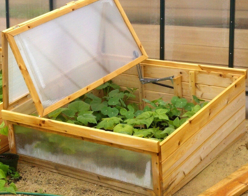 Парник с прогретой почвой- отличное решение для выращивания рассады и продления огородного сезона.