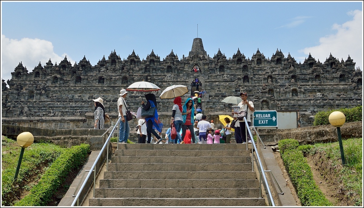 В Боробудуре где-то как будто есть барельефы легкомысленного содержания, но в глаза они не бросаются и так запросто их не найдешь