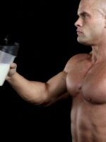 Дробное питание На каждый килограмм вашего веса необходимо 2 г белка для наращивания мышечной массы. Однако за один прием пищи, усваивается не более 40 граммов белка. Из этого делается вывод, что нельзя весь суточный белок принять в один раз, вам нужно 5-6 приемов пищи. Дробное питание должно быть первым пунктом в списке, как правильно питаться при тренировках.