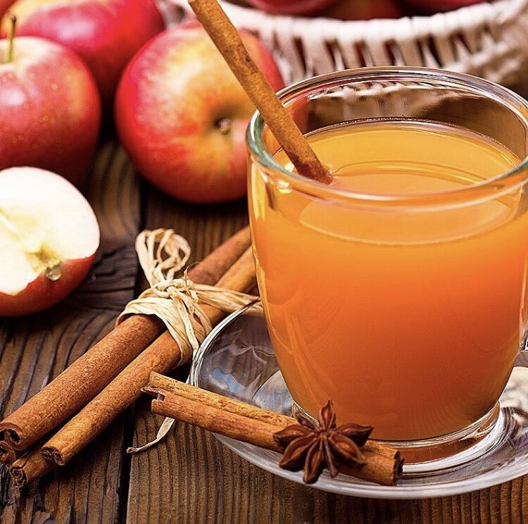 Много таких, кто любит этот чай так, как любит его мой муж? 🍊🍯 дома я, например, больше люблю следить за процессом приготовления 🤗 Муж очень серьёзно подходит к этому делу, поэтому весь процесс приготовления превращается чуть ли не в таинство 😄 хорошо ещё, что чайные листья уже продаются сейчас во всех магазинах, а то бы ещё и листики по плантациям сам отбирал тщательно и с любовью 🤭😄
А я больше люблю пить такой чай на природе! 🤗🏕🏔 или в каком-то уютном кафе, когда за окнами прям зима, снежок или дождь... а ты сидишь со стаканом ароматного пряного чая и наслаждаешься - теплом, атмосферой, видом из окна 😍
Поэтому дома муж удивляет этим чаем только гостей 😃, ну и меня. Иногда 🙈😁