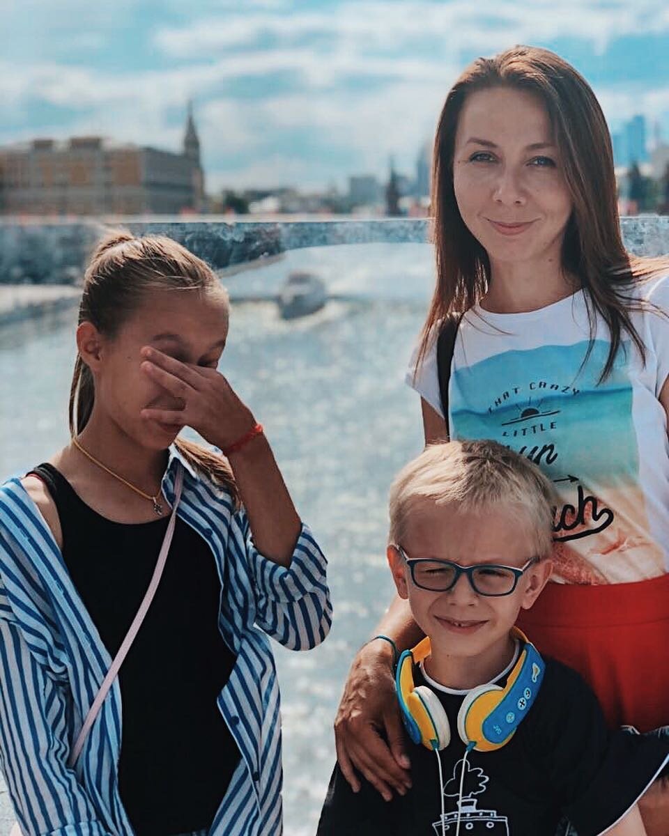 Типичный пример воздействия на меня  образа моей мамы - обязательно юбка или платье,  каблучки, легкий макияж.