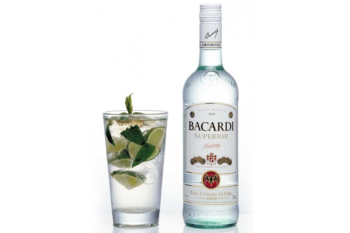 Чем разбавляют ром. Ром бакарди белый. Bacardi белый Ром. Бакарди белый Ром и Мохито. Ром бакарди. Белый белый..