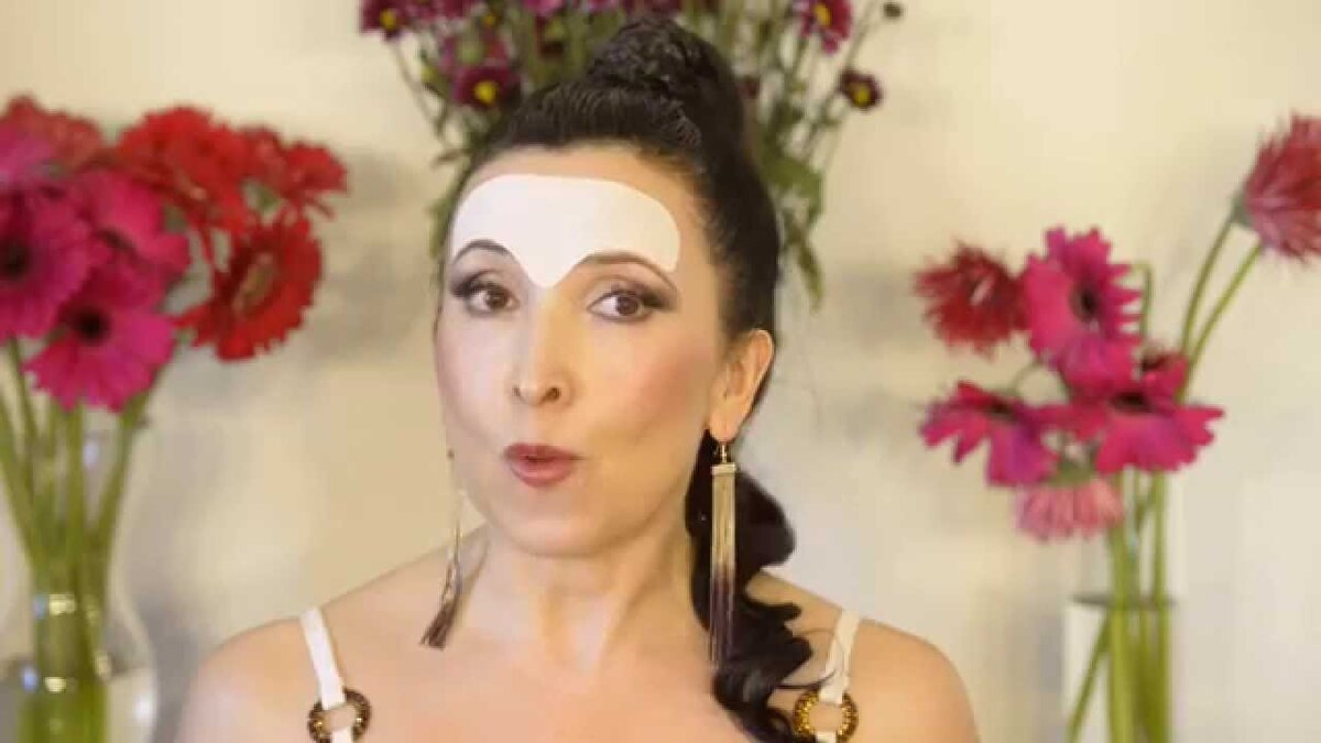 Есть специальные патчи, которые помогают избавиться от морщин на лбу и переносицы от корейского бренда Mediheal GRP Wave Forehead Patch, я сама не пробовала, но читала хорошие отзывы о них