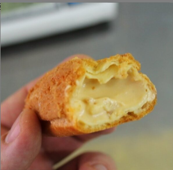 Эклер с карамельным кремом.