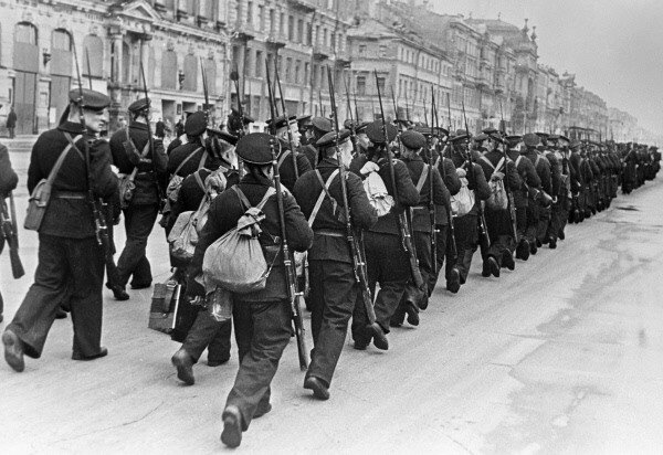 Моряки Балтийского флота отправляются на фронт. Ленинград, 1941 г.