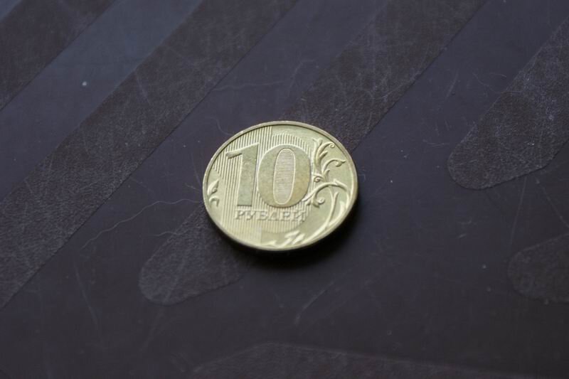 Самый маленький рубль в мире. 10 Рублей на столе. 10 Рублей монета на земле. Лежащая монета 10 рублей. Маленькие рубли.