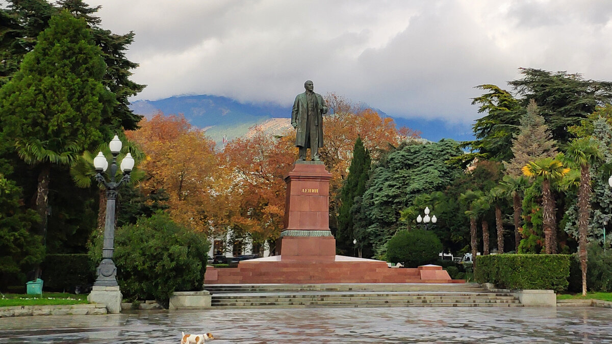 Ялта набережная ленина 15. Памятник Ленину Ялта. Ялта Ленин. Площадь Ленина Ялта. Ялта памятники на набережной.