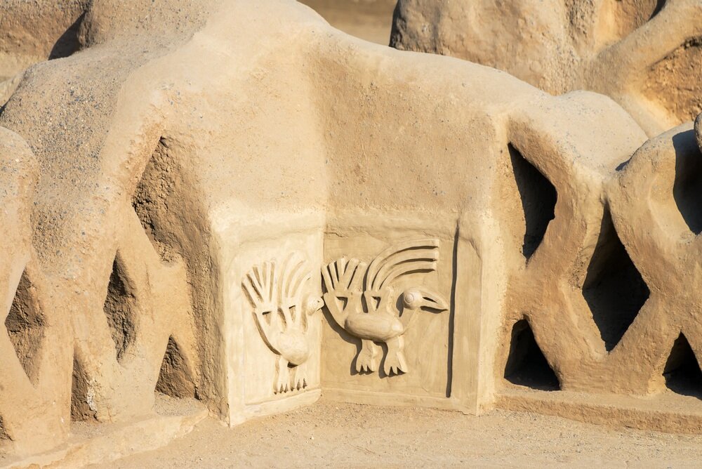 Эффектные рельефы на стенах украшали весь город.