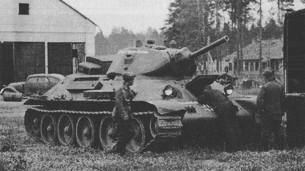 Трофейный Т-34 1940 года выпуска в руках немецких солдат
