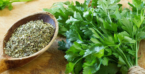 2. Отвар петрушки на удивление также очень хорошо утоляет голод. Для снижения аппетита необходимо в день выпивать по стакану смеси.