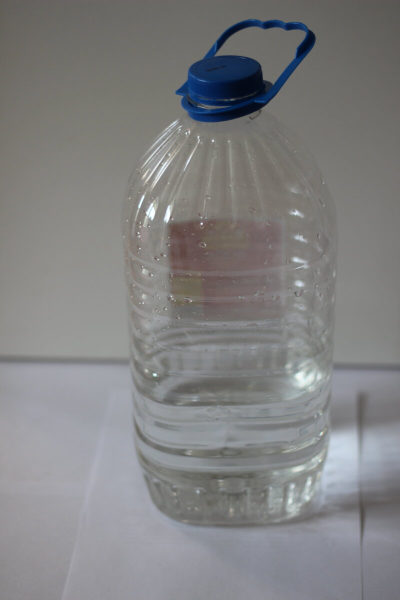 2. Отрезаем верхнюю часть бутылки 