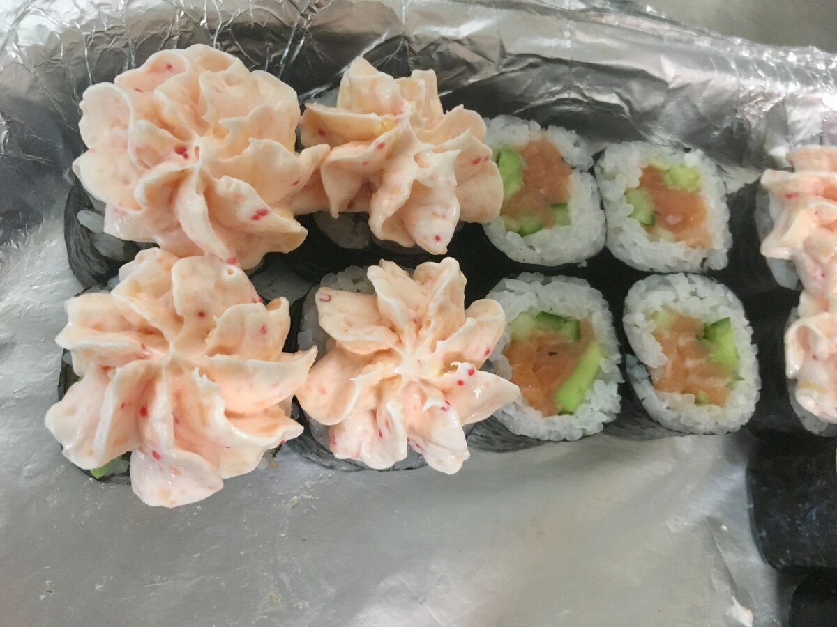 Футомаки с лососем перед запеканием.