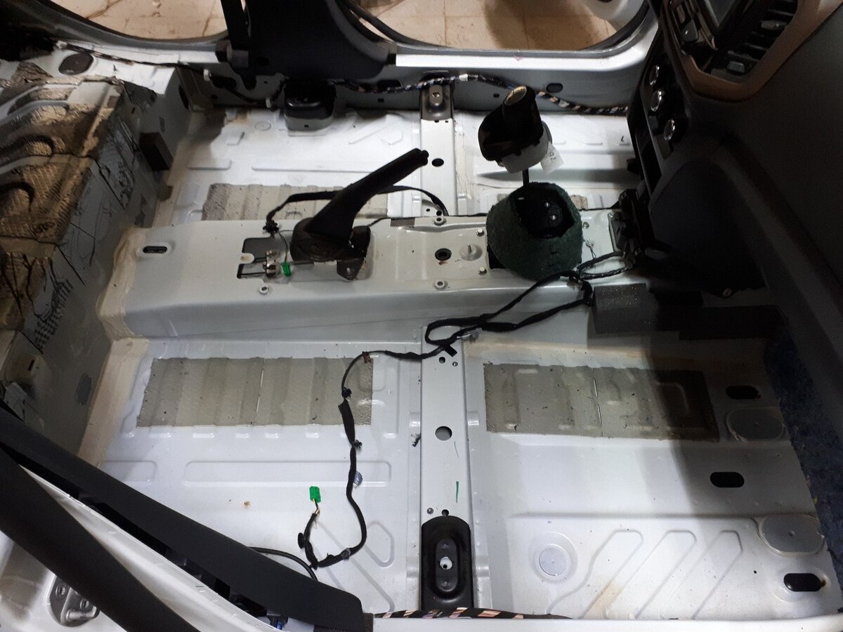 Заводская шумоизоляция Lada Xray. 