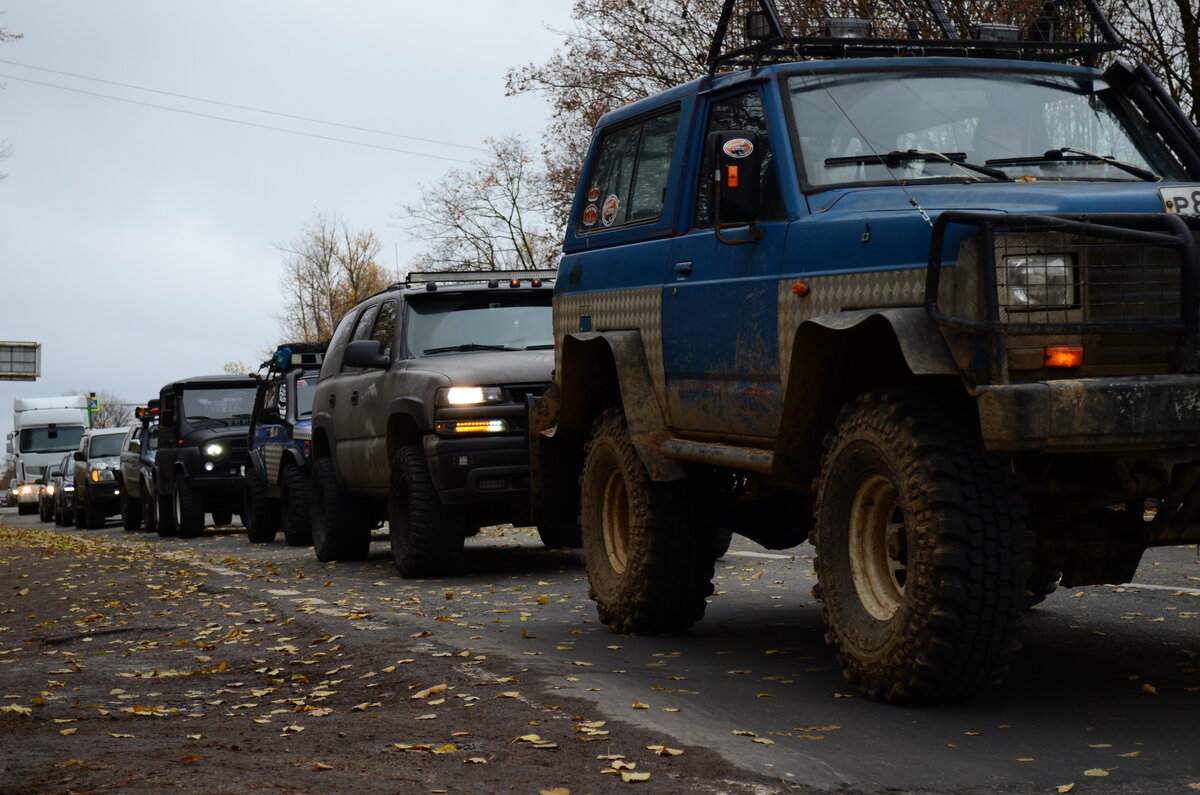 До съезда на бездорожье осталось пару километров. Назад пути уже не будет.