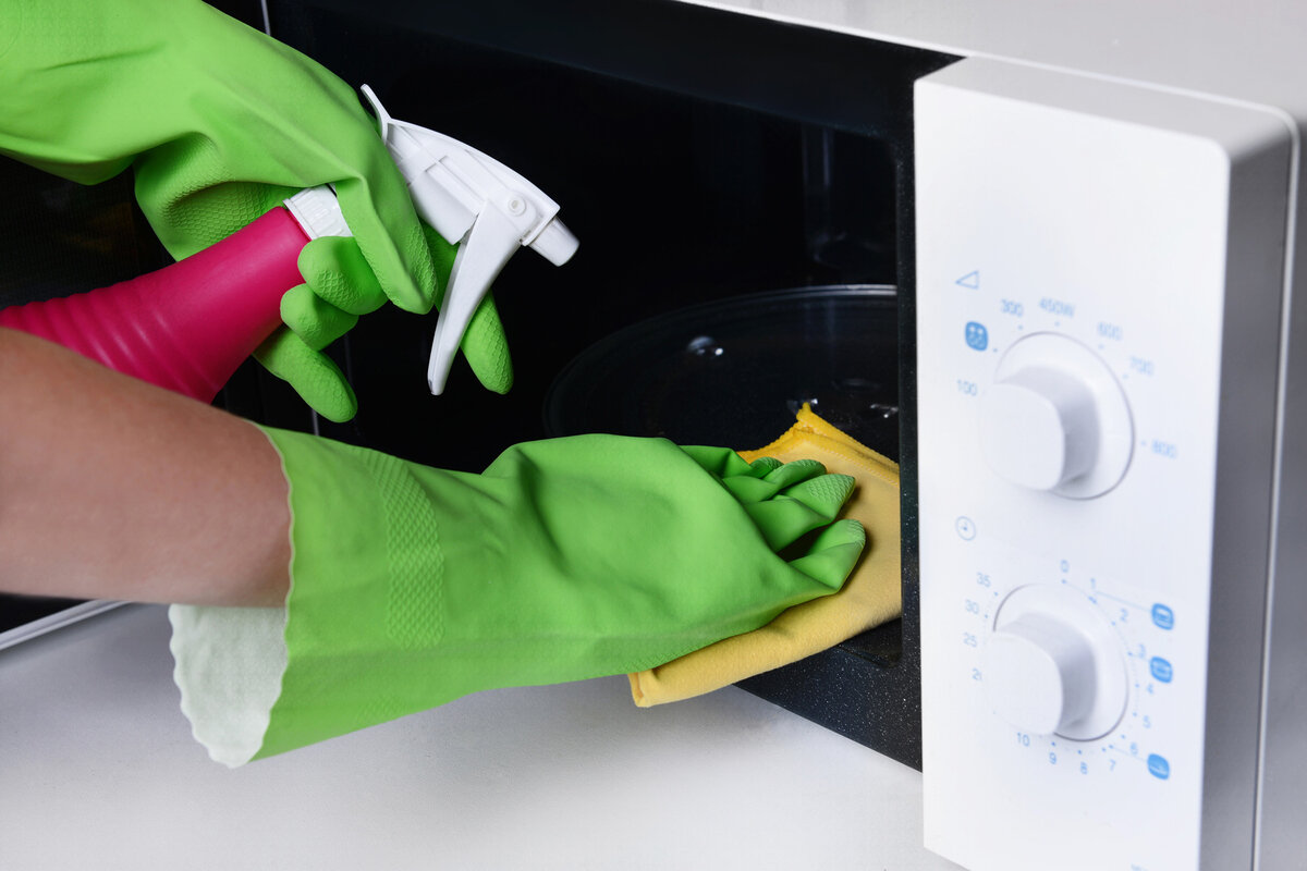Пять простых способов почистить микроволновую печь изнутри