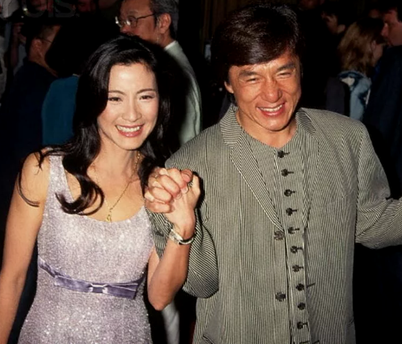 Линь Фэнцзяо и Джеки Чан. Джеки Чан с женой 2021. Жена Джеки Чана Линь Фэнцзяо. Джеки чан семья жена