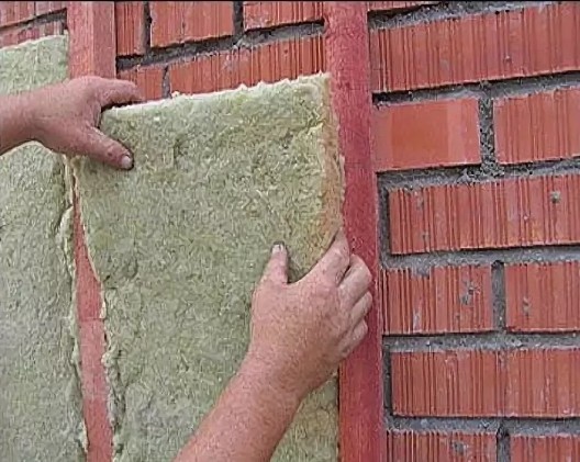 Закладывается в кирпичную стену утеплитель с низкой плотностью (Источник: Яндекс.Картинки)