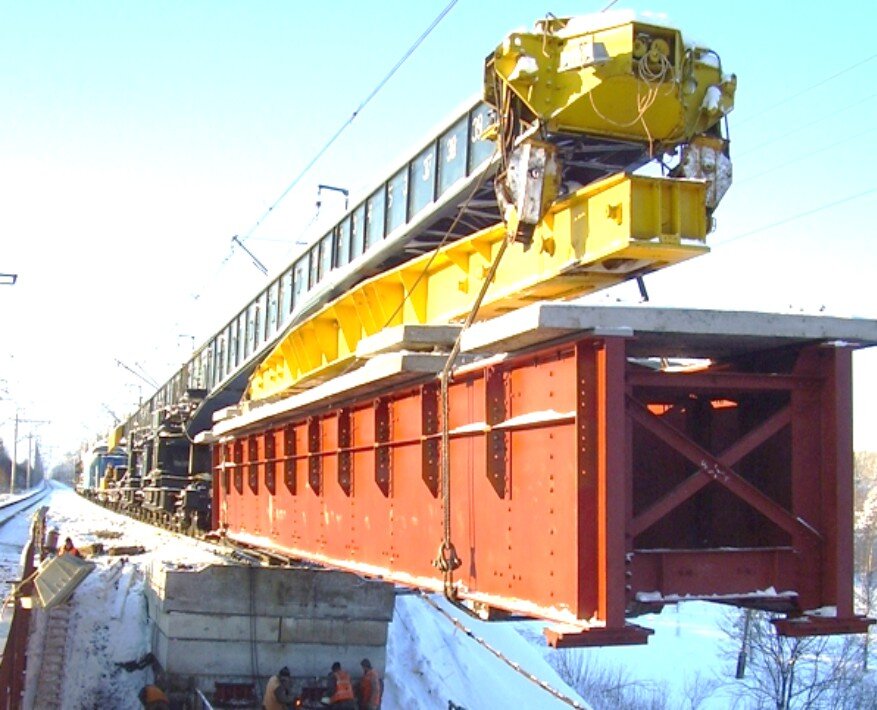 Мостовые конструкции металлические. Продольная надвижка металлических пролетных строений. Подмости для мостов. Балансирные балки для надвижки пролетного строения. Балка жесткости вантового моста.