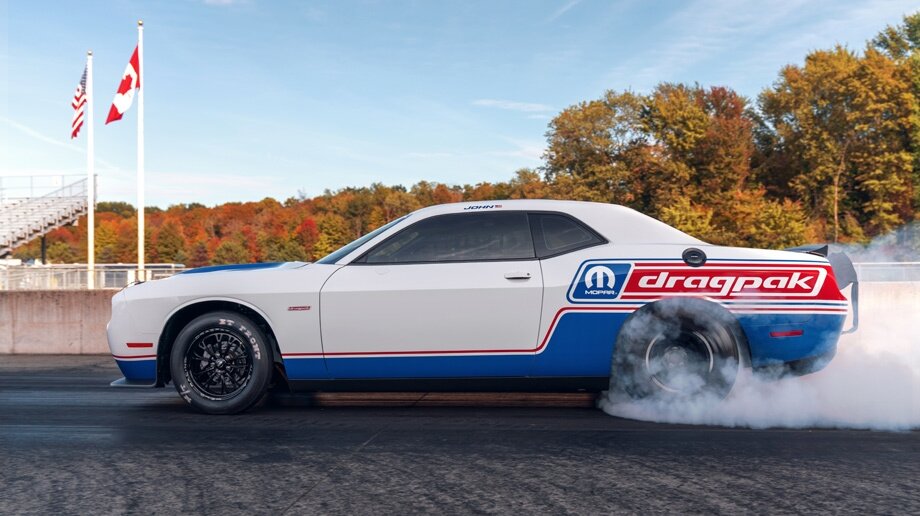 Внешне кузов модели Drag Pak ничем не отличается от купе SRT Hellcat, кроме фирменного окраса, как у масл-каров из 70-х. Гоночная модификация получила сертифицированный под соревнования каркас безопасности и гоночные кресла Racetech.