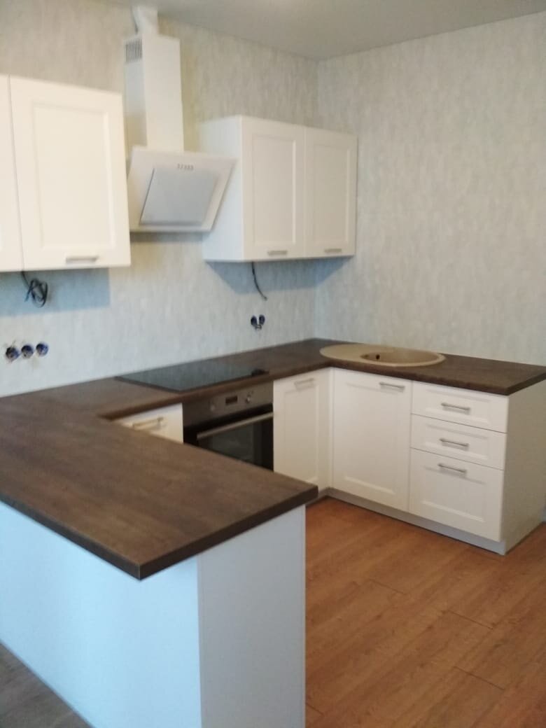 Монтажник только установил кухню