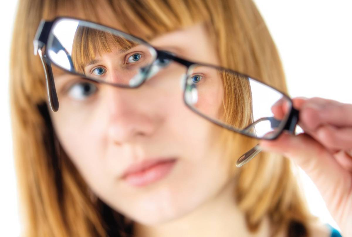 Вернуть зрение при глаукоме. Астигматические очки. Очки для зрения. Очки для коррекции астигматизма. Глаза в очках.