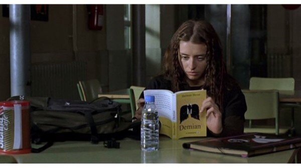 "Eloïse". Элоиз читает книгу Германа Гессе "Демиан" 