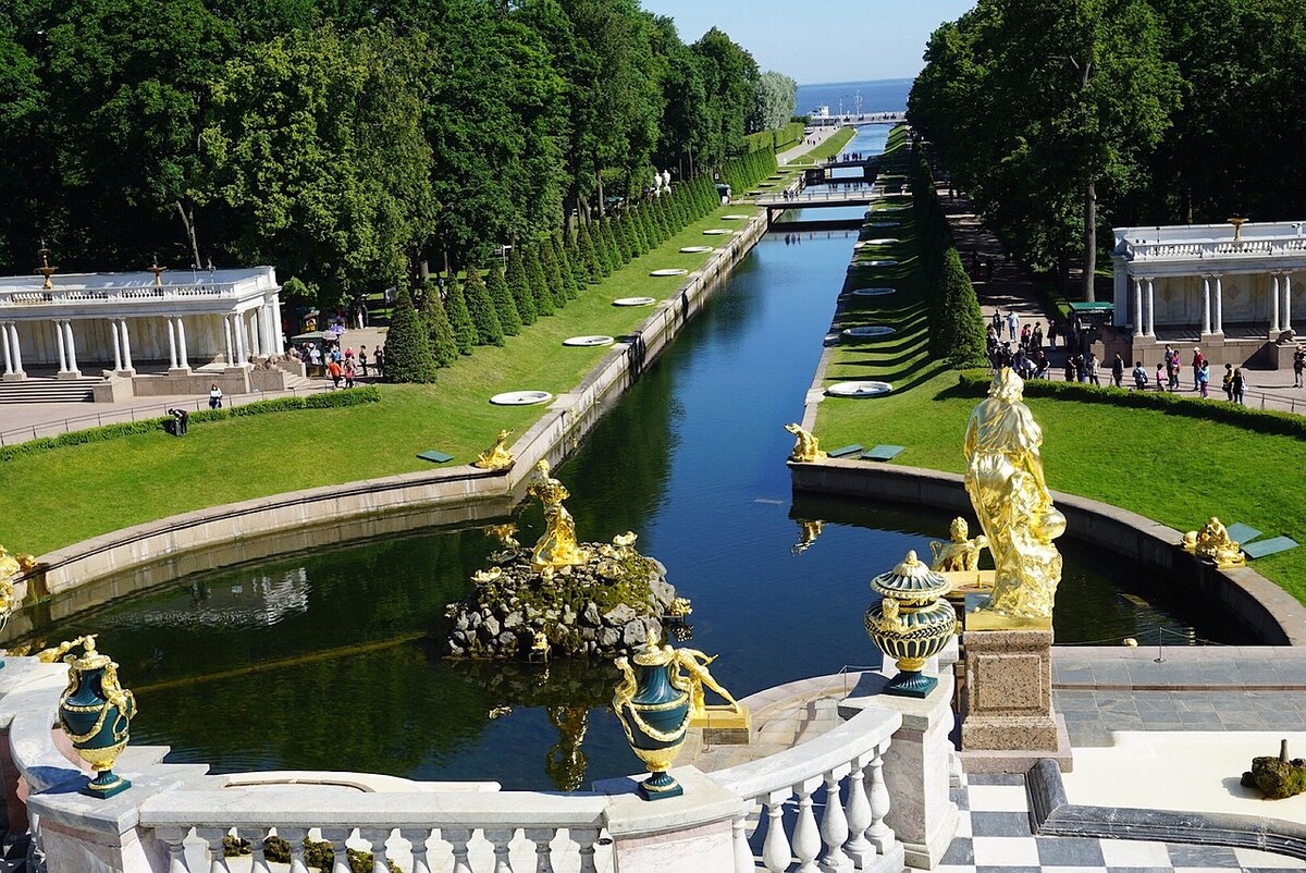 Петергоф в летний день