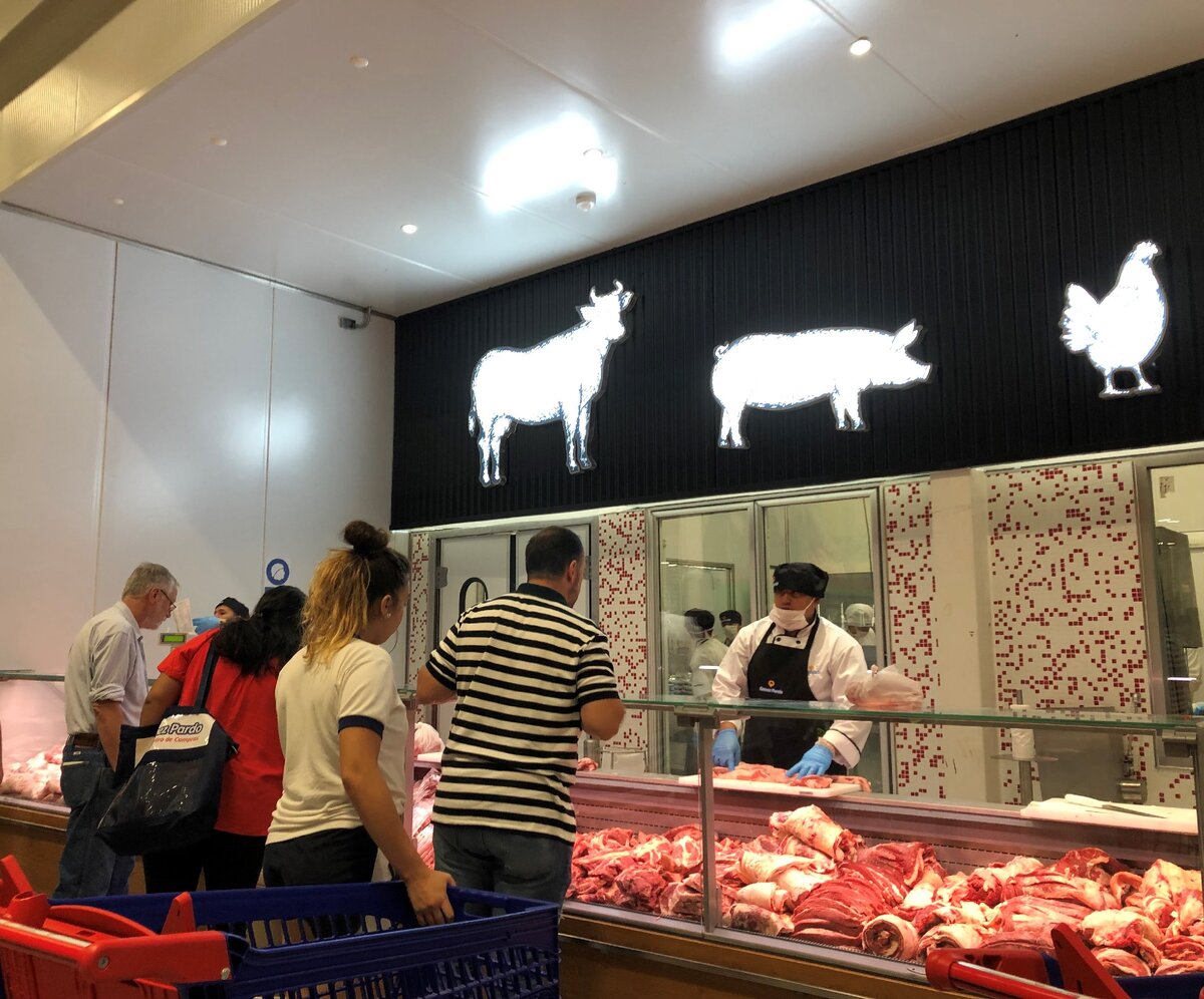 Вот так выглядят мясные лавки в супермаркетах. На прилавке лежит огромное количество мяса, но если вы всё же не нашли чего-то конкретного, можете попросить продавца и вам принесут из холодильной камеры хранения тот кусок, который вам нужен. 