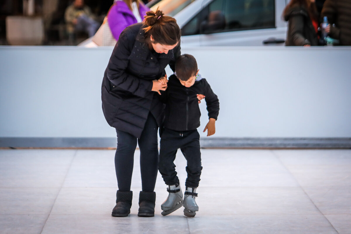 Десятки горожан пришли на каток в Будве