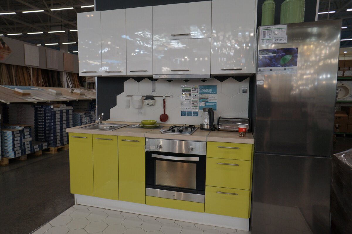 Фото 2 кухни в Леруа - верхние и нижние шкафы имеют разную ширину