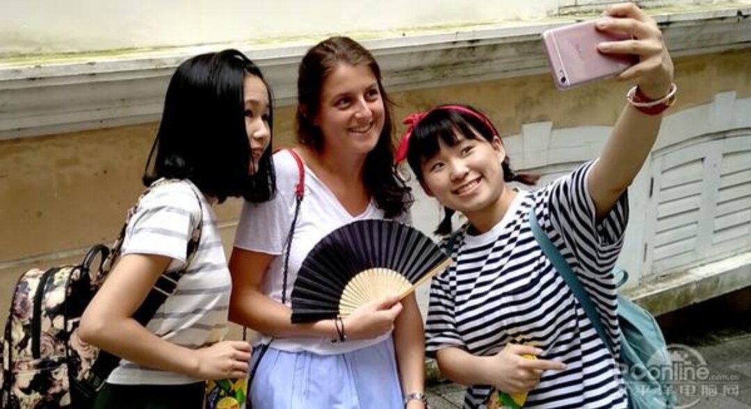 Китаянки делают селфи с иностранкой 