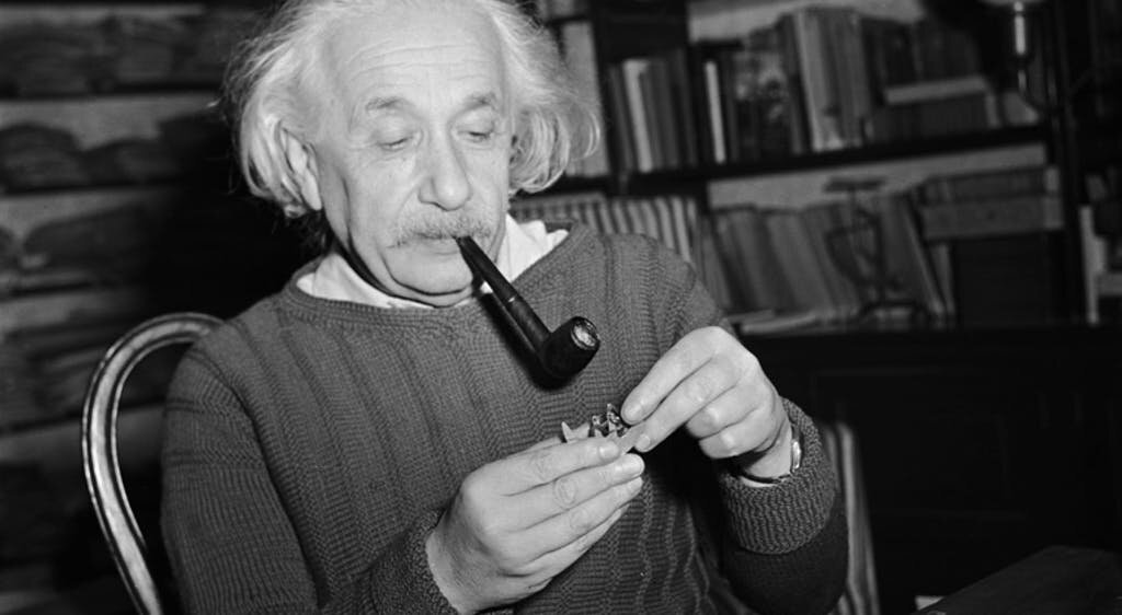 Великие люди. Альберт Эйнштейн. Альберт Эйнштейн с трубкой. Альберт Эйнштейн курит. Альберт Эйнштейн курил трубку