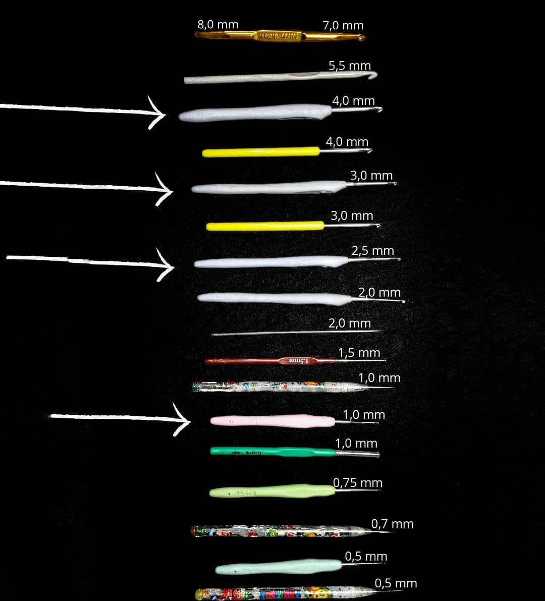 Набор моих инструментов. Угадайте, сколькими из них я действительно пользуюсь? Ладно, там стрелочки нарисованы 😅  Предвосхищая вопросы: хороший крючок под конкретный вид пряжи подбирается методом проб и ошибок. Берёшь один - неудобный, берёшь другой - удобный, но размер к пряже не совсем подходит, берёшь третий - и удобный и размер тот, так он на ладан дышит...