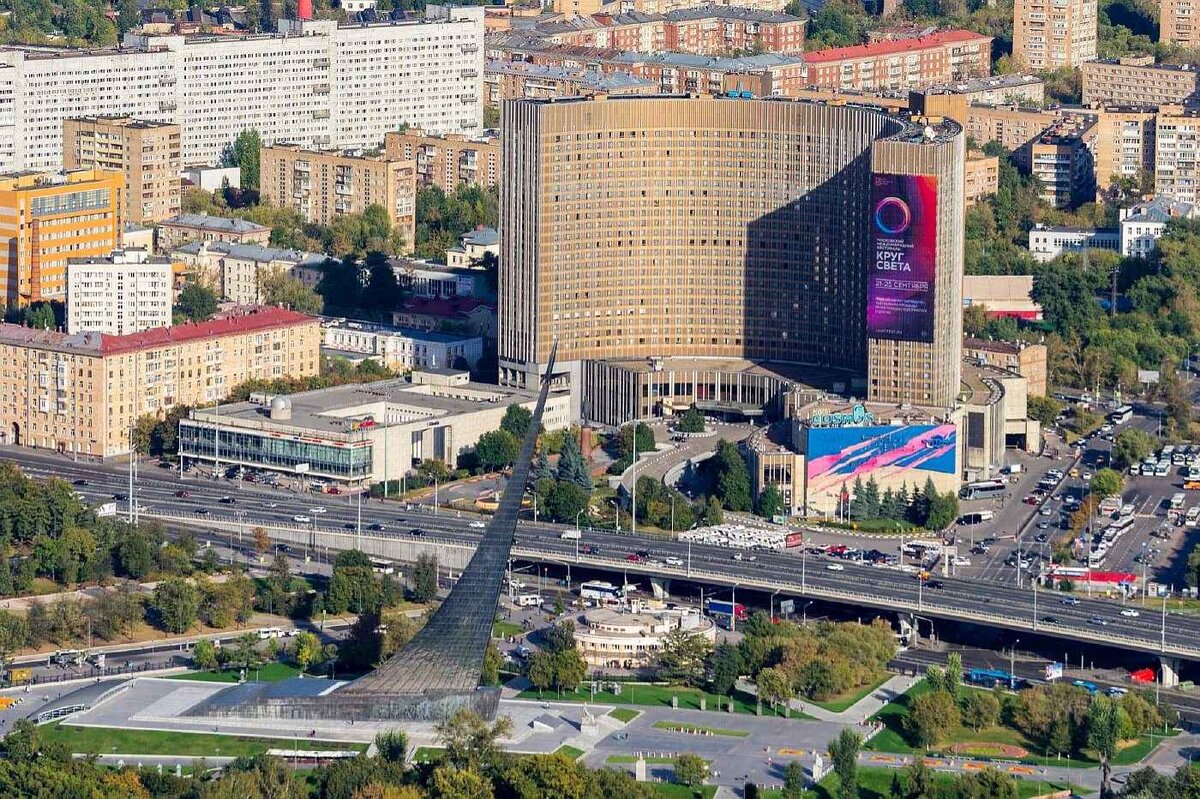 Гостиница космос вднх москва. Вид на Москву с гостиницы космос. Вид на ВДНХ С гостиницы космос. Гостиница космос Москва вид сверху. Гостиница космос Москва экран.