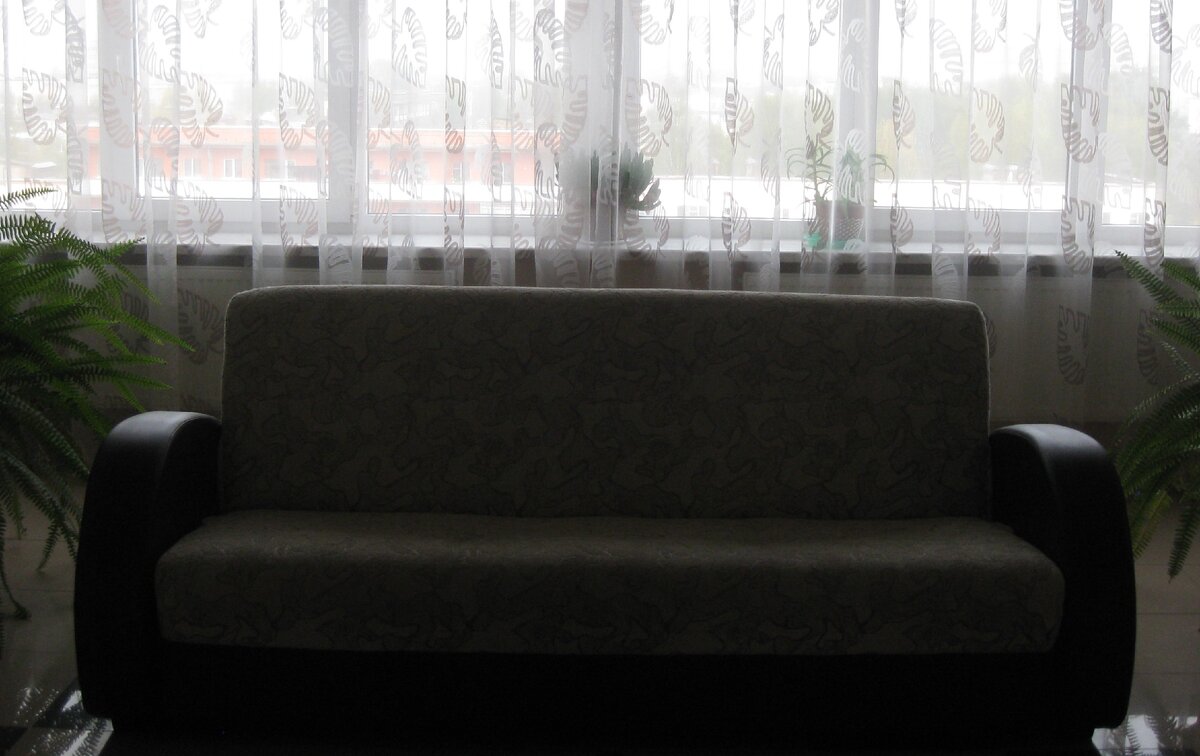 Die Empfangshalle ist auch mit einem Sofa eingerichtet. В холле есть также диван