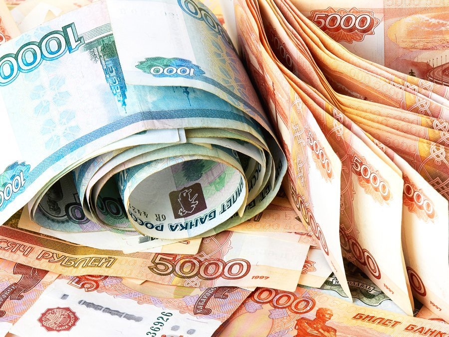 Кто владеет информацией о том, как сделать пассивный доход, тот владеет деньгами! Большинство людей интересует тема своих личных доходов, и то, как этот доход сделать стабильным. В этой статей мы рассмотрим основные принципы и способы привлечения стабильных доходов.

Как правило большая населения является наемными сотрудниками, работая только за зарплату. В этих условиях очень сложно добиться стабильности и роста доходов. Как правило заработанная плата работника постоянна и в редких случаях увеличивается. Нужно очень постараться, чтобы Ваше начальство Вас оценило и увеличило зарплату. Как правило в таких условиях работник находится в постоянном напряжении и стремление максимально реализоваться ради повышения зарплаты. 
Кроме выше перечисленного необходимо иметь альтернативный, стабильный доход. Вашим доходом может стать – хобби, увлечения, недвижимость и многое другое. Рассмотрим основные способы стабильного дохода. 

Первый, самый популярный и простой пассивный доход – открытие банковского депозита. Можно открыть вклады в рублях, евро, долларах, фунтах стерлингов, реже в швейцарских франках и даже юанях. Есть депозиты с возможностью пополнения и с ежемесячным перечислением процентов на отдельный расчетный счет. То есть, в принципе, можно положить деньги в банк и жить на проценты. Средние ставки крупных банков составляют 7-8% годовых. У средних банков доходность немного выше – 9-10%. Но реальная ставка всегда зависит от размера вклада и срока. То есть, чем больше сумма и дольше срок, тем выше ставка.

Преимущества банковского депозита:
1. Надежность - во-первых, ваш пассивный доход гарантирован, и получите вы строго определенную прибыль, указанную в договоре. Во-вторых, считается, что потерять деньги на депозите практически невозможно.
2. Возможность накопления. Все современные Банки предлагают вклады с накоплением, т.е. с возможностью пополнения. Это значит, что сумму депозита, оформленного в Банке, можно увеличить за счет ежемесячного пополнения. 
3. Возможность контролировать без ограничения. Это преимущество также является очень важным, т.к. каждый инвестор желает иметь возможность проконтролировать свои вложенные деньги в любой момент.

Второй, так же распространенный источник пассивного дохода является сдача недвижимости в аренду. Под словом недвижимость люди часто подразумевают квартиры и только, но это не так. Рассмотрим основные способы аренды недвижимости.
1. Сдача квартиры в аренду. Очень часто люди, имеющие в своем капитале квартиру, (а квартира это именно капитал!) не пользуются возможностью получать пассивный доход сдавая квартиру в аренду. Квартиру можно сдавать на сутки, на выходные, на праздники. Основным способом является заключение договора на более длительную аренду, к примеру на месяц. 
2. Сдача автомобиля в аренду. К примеру Вы хотите, чтобы Ваше авто приносило Вам прибыль. Основным способом в таком случае является сдача машины в таксопарк. Так же частым способом получения прибыль является рекламы, рекламный плакатов на авто. 
3. Аренда дачи на каникулы. Аренда загородных домов и да становится все более популярным явлением. Чтобы снять приличный домик на лето, жители столиц начинают его поиски уже в январе-феврале. 

Можно получать пассивный доход с хобби или любимого дела.К примеру, если Вы очень хорошо знаете свой город, то для Вас не составит труда проводить экскурсии для туристов. Если Вы являетесь поклонником разведения редких видов цветов, Вы так же можете пытаться построить на этом свой доход от продаж. Одним из самых распространённых видов дополнительного дохода является «купля-продажа». К примеру Вы можете через социальные сети или форумы просматривать интересующую Вас информацию о покупке машины. Вы можете приобрести машину за 100.000 рублей, а потом так же продать ее, но уже с Вашей наценкой. Так же если вы имеете опыт в продажах, для Вас будет легко продавать товар компаний, получая при этом свой процент от продажи.
