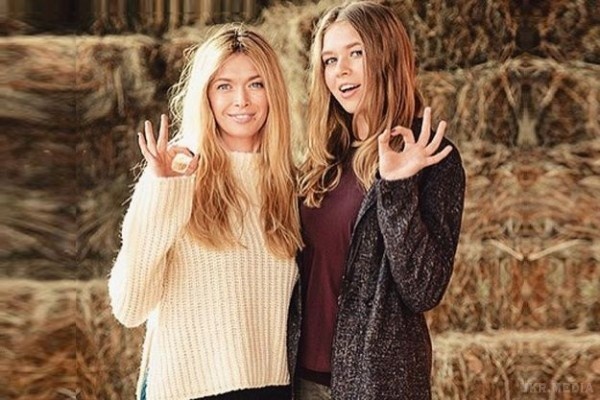 Мама с дочкой позируют для фото.