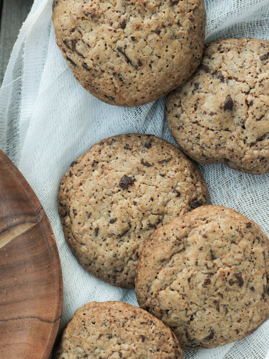 Обязательно учитывайте, что при выпекании печенье расплывается и само приобретает нужную ровную красивую форму, поэтому не кладите шарики теста слишком близко друг к другу - иначе печенье слипнется.