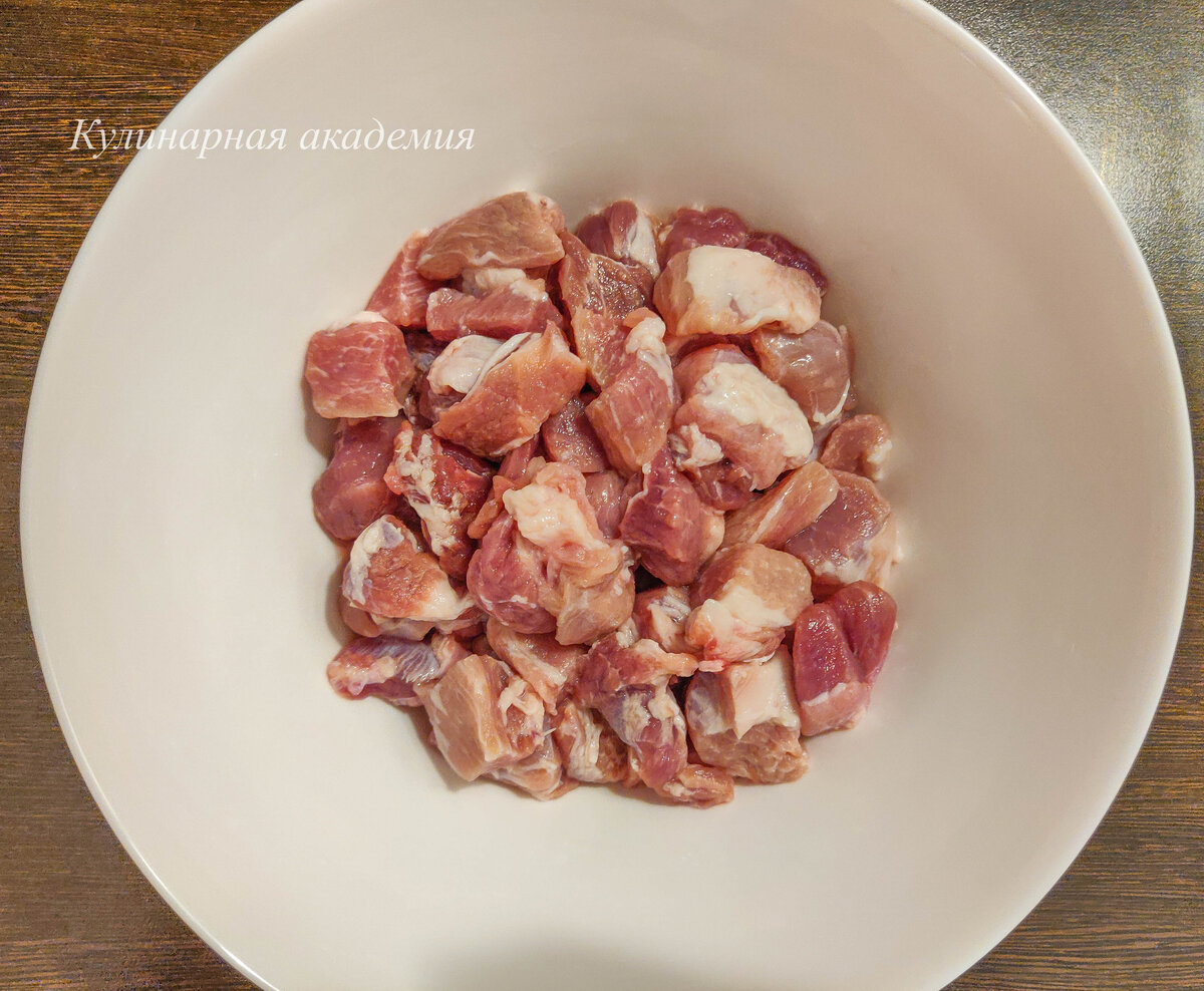 Свинину нарезаем.