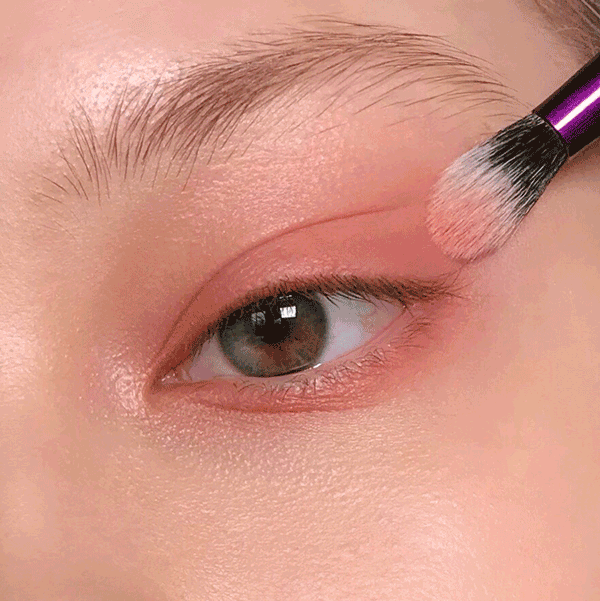 Кремовые пигменты Concrete Peach и Chocolate, Krygina Cosmetics; лайнер Grande BFF Liquid Liner, Colourpop; тушь BFF Volumizing Mascara Brownie Points, Colourpop; палетка Baby Got Peach, Colourpop. Кисти для кремовых текстур: 103 Manly Pro и Deco. Кисти для нанесения и растушевки коричневых теней в стрелке: синтетическая XOXO, ChillyDash и натуральная 230, Zoeva. Кисти для теней: для сияющих  — 225, Zoeva; для матовых персиковых — 131, Manly Pro; для растушевки границ — E2, Colourpop