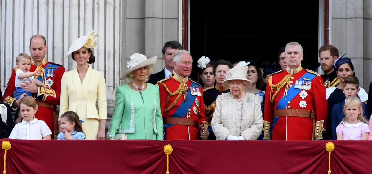 Великобритания вместе. The Royal Family "Королевская семья".. Герцог Кембриджский Уильям принц Гарри Виндзор. Гарри и Уильям Королевская семья. Королевская семья Британии 2021.