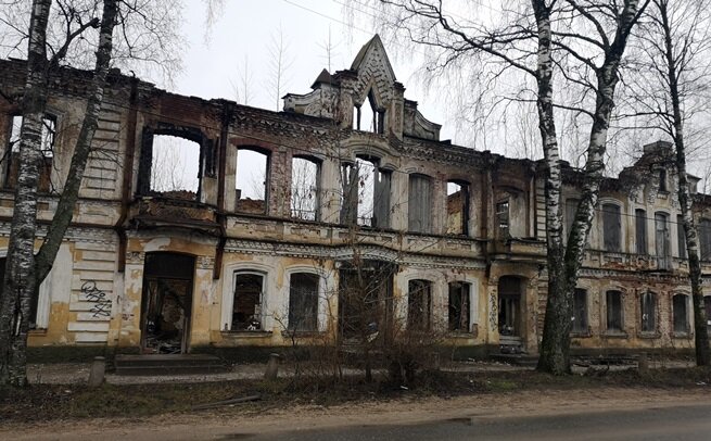 На фото: одна из центральных улиц города Осташкова. Март 2020 года. Фото автора