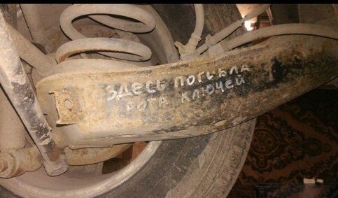 Инетересные надписи которые оставляют автомеханики своим коллегам при ремонте авто, 5 фото