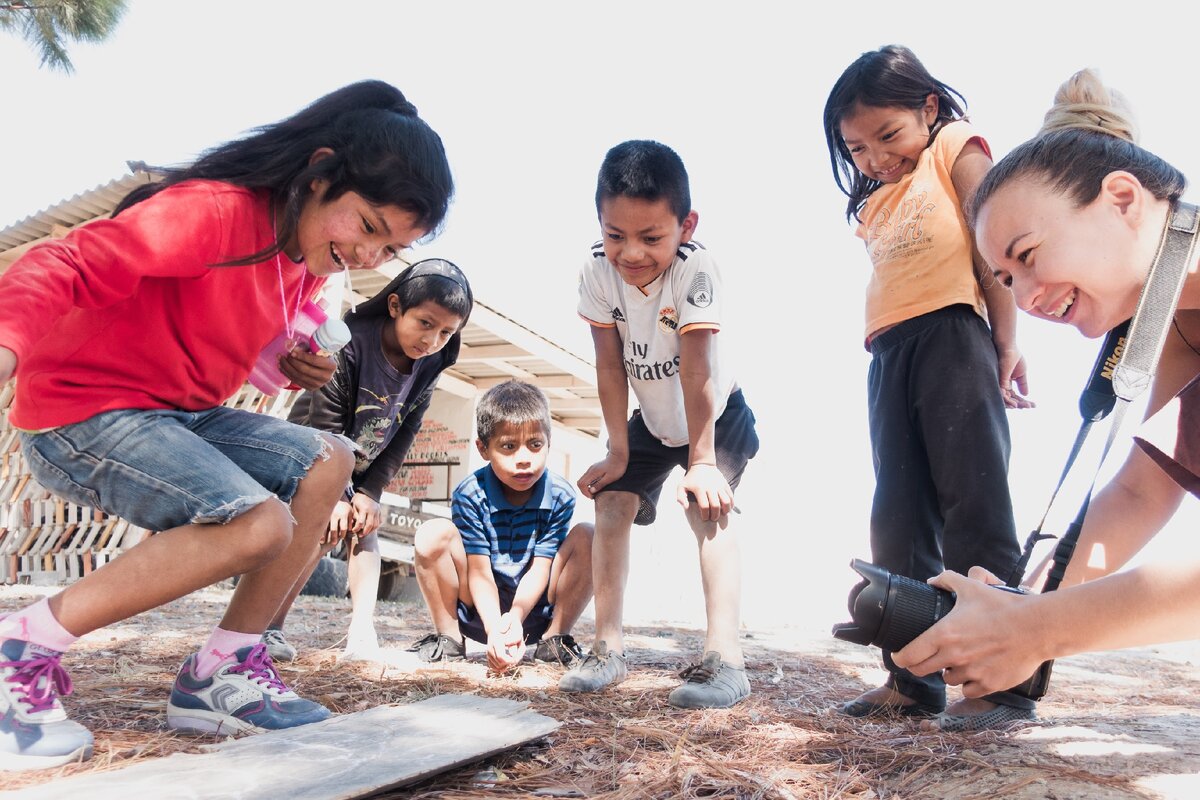 Деревенские дети и я (справа)