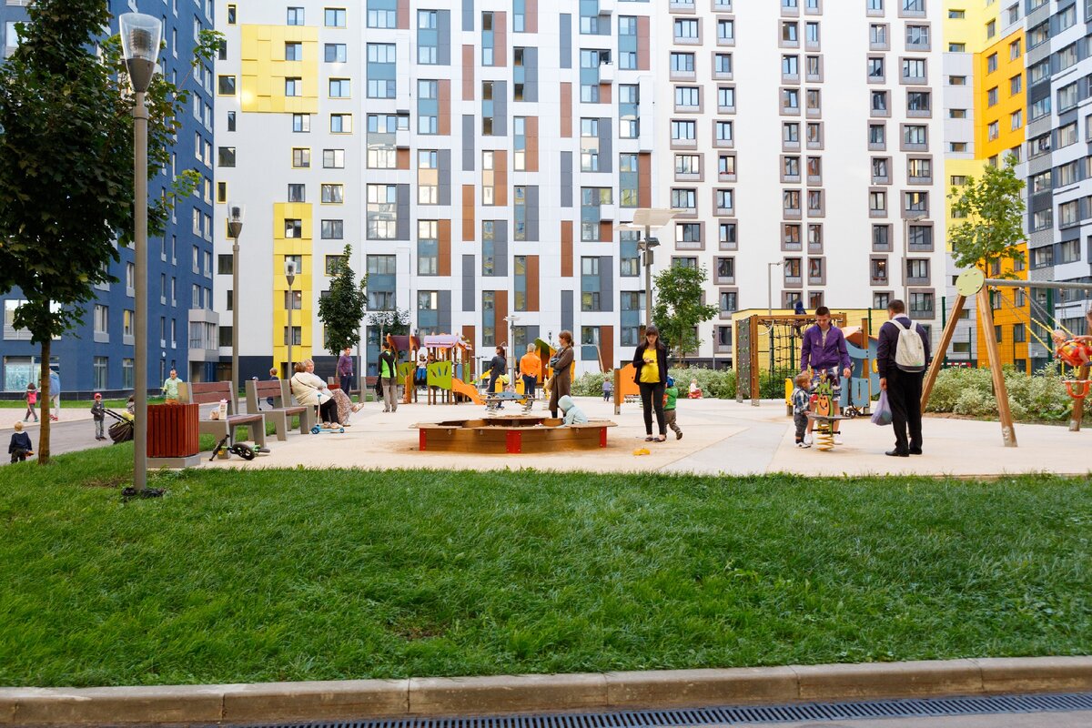 Из подъезда ребенок попадает в просторный двор с площадкой.