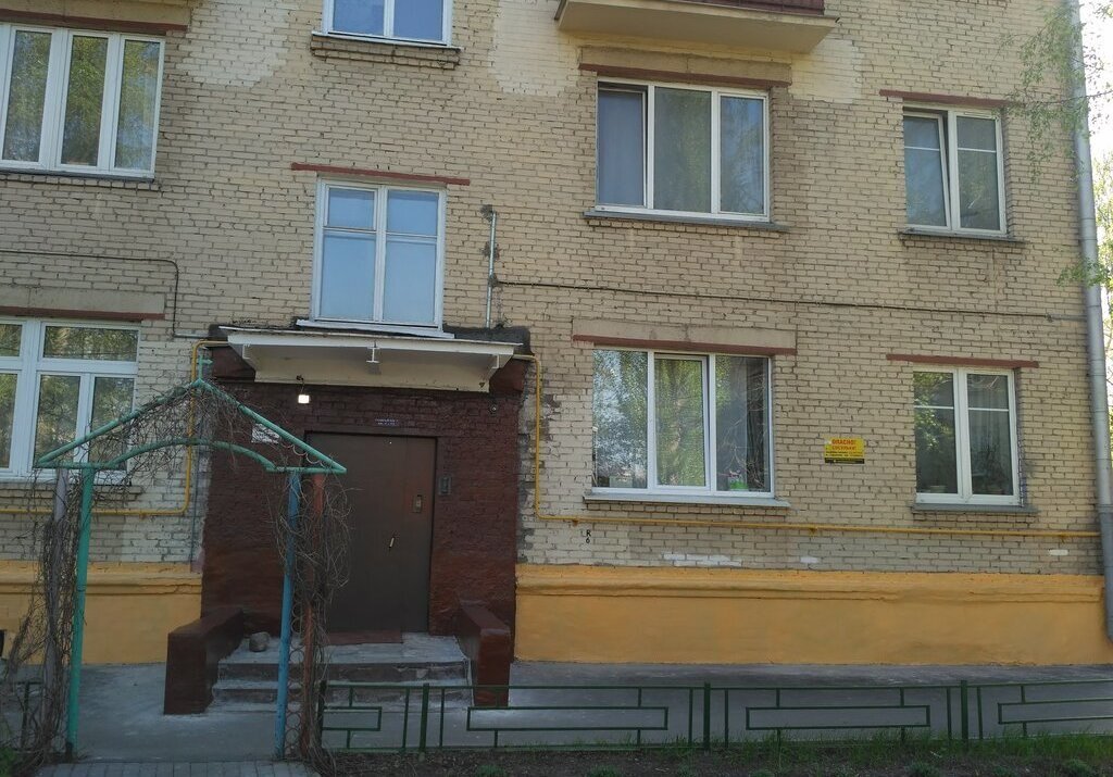 Есть закрытый двор с детской площадкой, в 160 метрах – парк и пруд Бекет. Фото: Мир Квартир