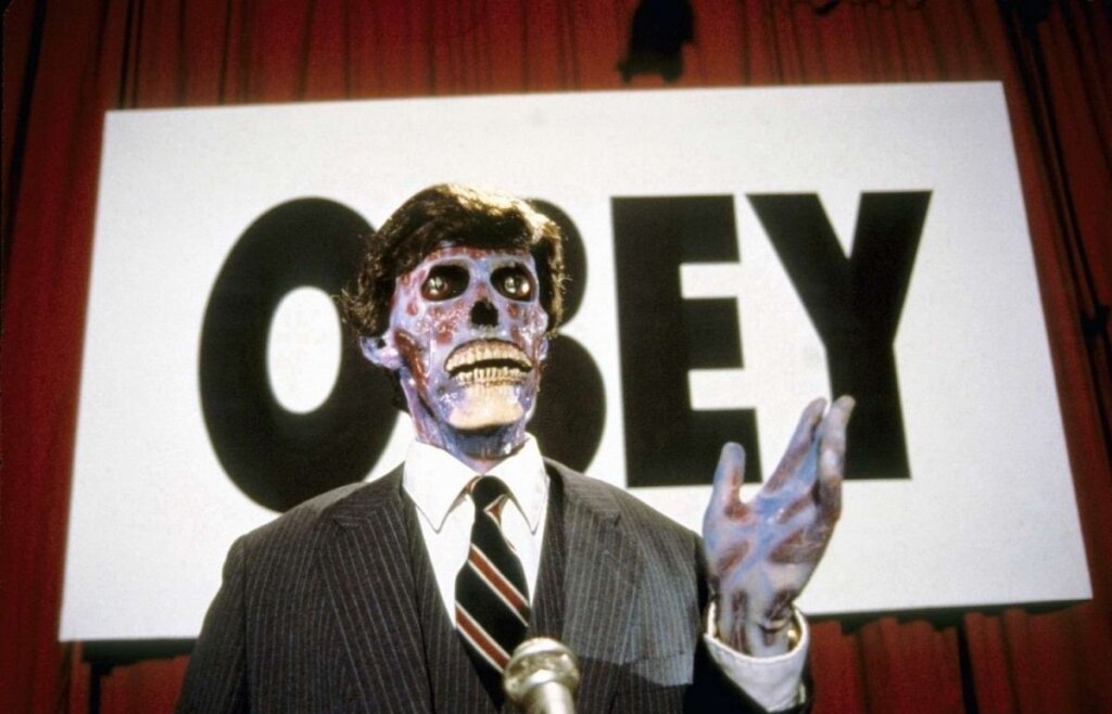 Надпись сзади политика: ПОДЧИНЯЙСЯ