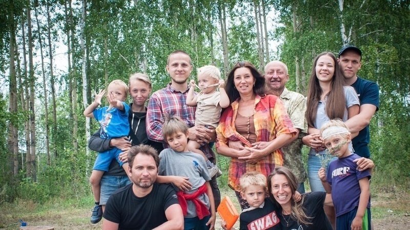 Сергей с родителями, девушкой Софией, сестрами, зятьями и племянниками. Источник: https://www.change.org